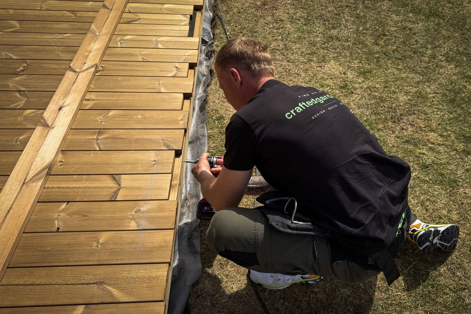 Laying a timber deck over a membrane-lined base