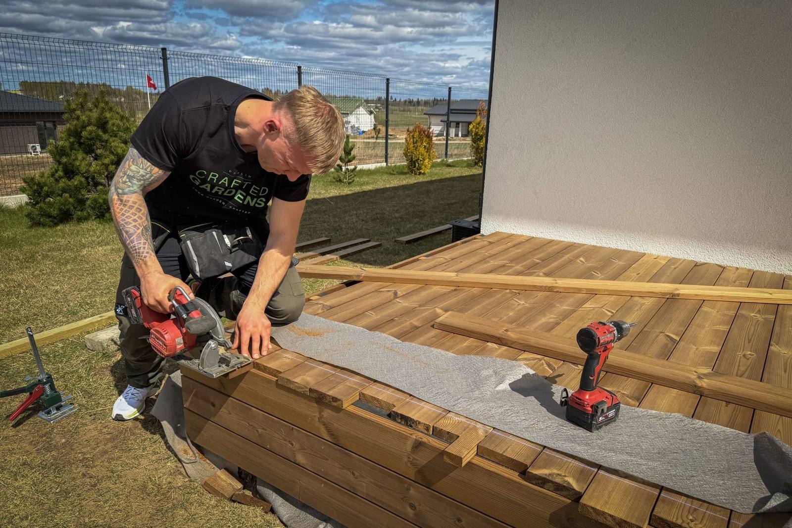 Building a timber deck against the house wall