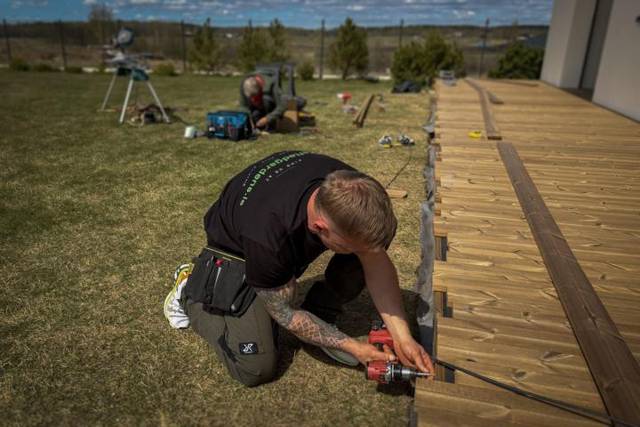 Fixing timber deck boards to the frame